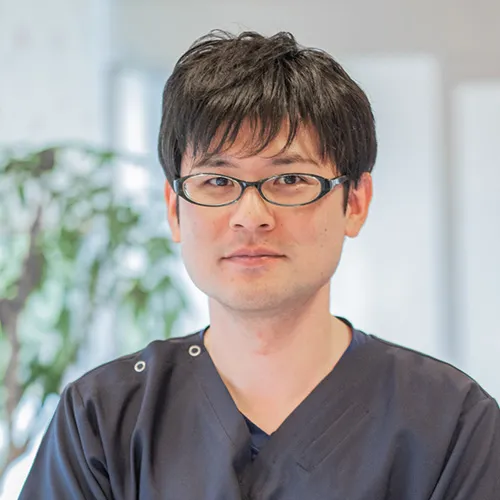 足の痛みの鍼灸治療に取り組む鍼灸師