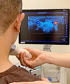 内耳に向かう椎骨動脈の血流を調べる検査風景