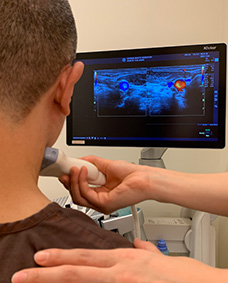 後遺症の原因となる内耳に向かう動脈の血流を調べる検査風景